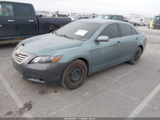 Toyota Camry Le Image 4
