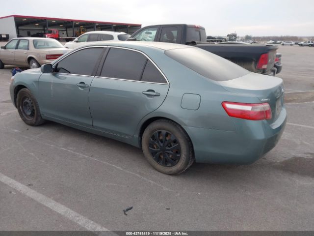 Toyota Camry Le Image 8