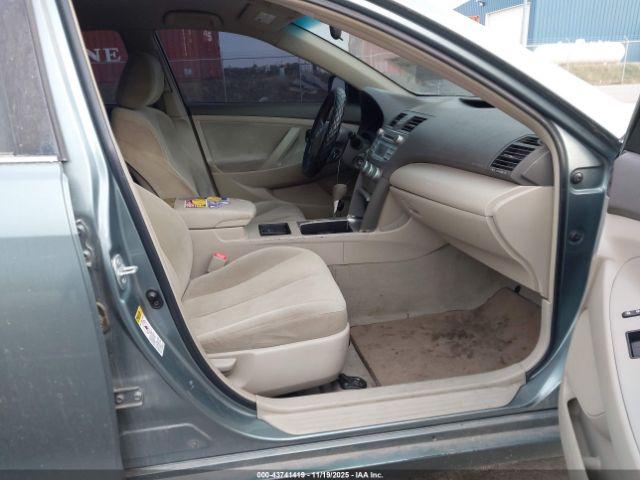 Toyota Camry Le Image 2