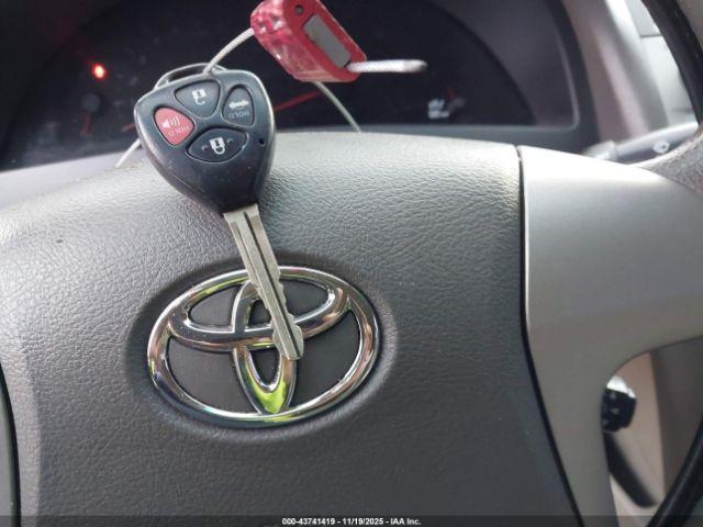 Toyota Camry Le Image 6