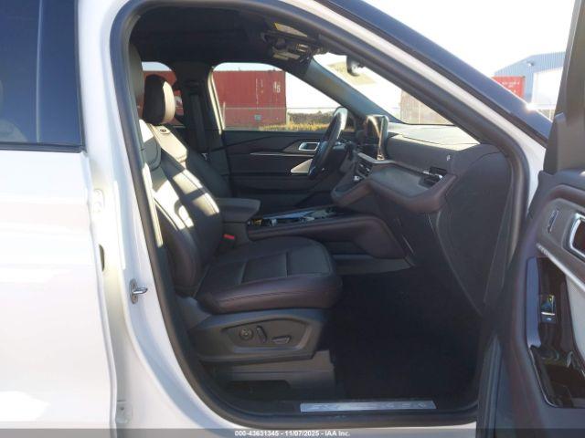 Ford Explorer Platinum Image 3