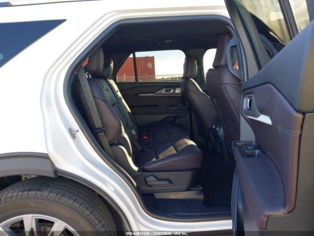 Ford Explorer Platinum Image 6
