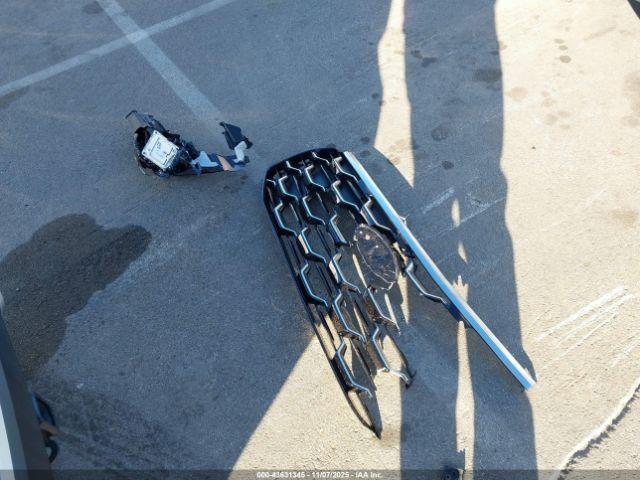 Ford Explorer Platinum Image 12