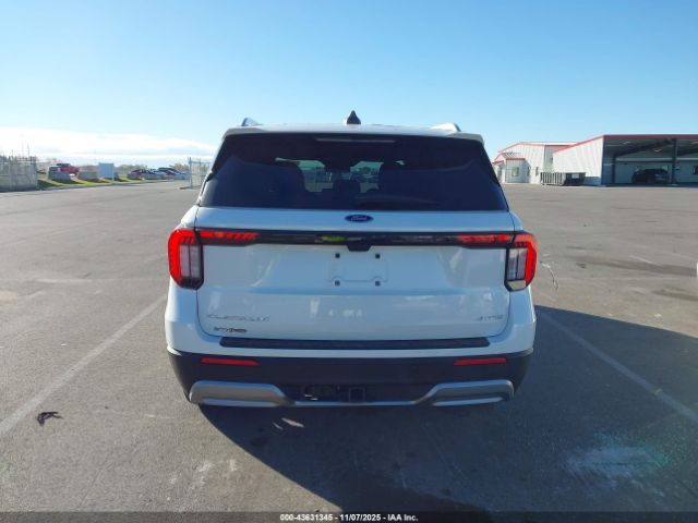 Ford Explorer Platinum Image 2