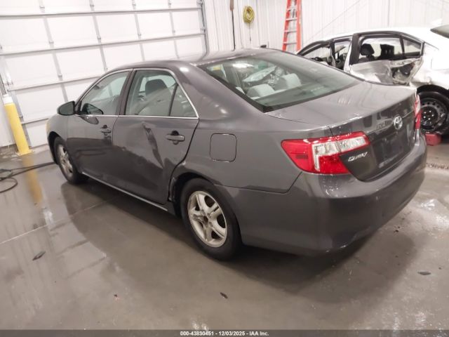 Toyota Camry Le Image 4