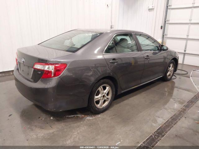 Toyota Camry Le Image 6