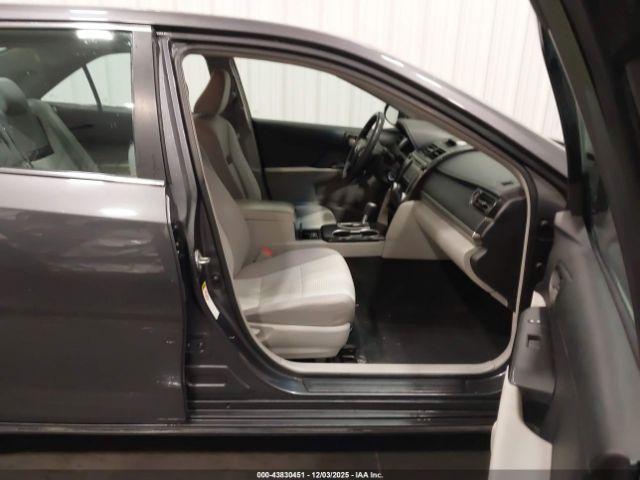 Toyota Camry Le Image 8