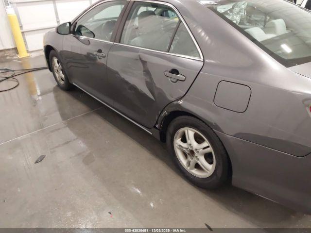 Toyota Camry Le Image 7