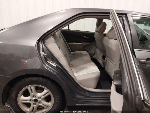 Toyota Camry Le Image 11