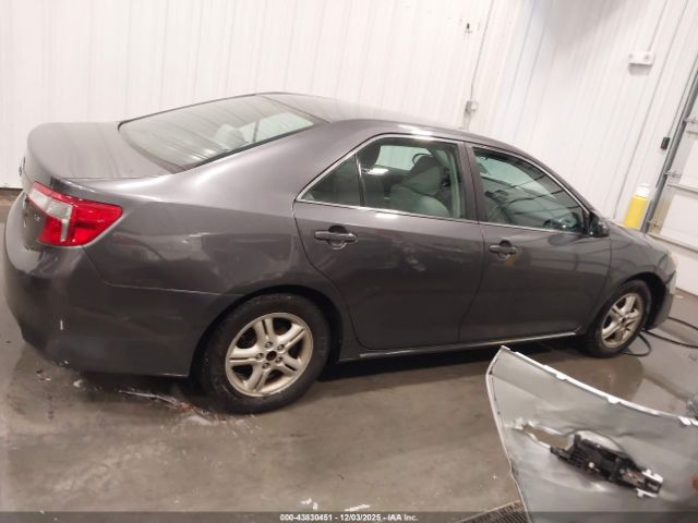 Toyota Camry Le Image 13