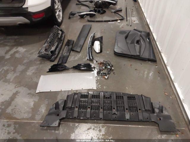 Ford Escape Titanium Image 2