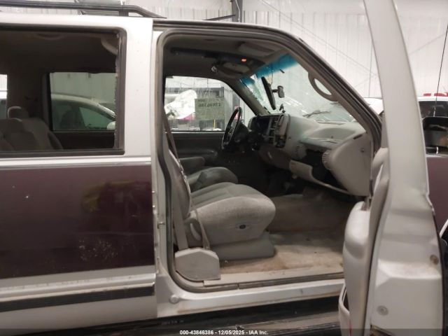 Chevrolet Suburban K1500 Image 12