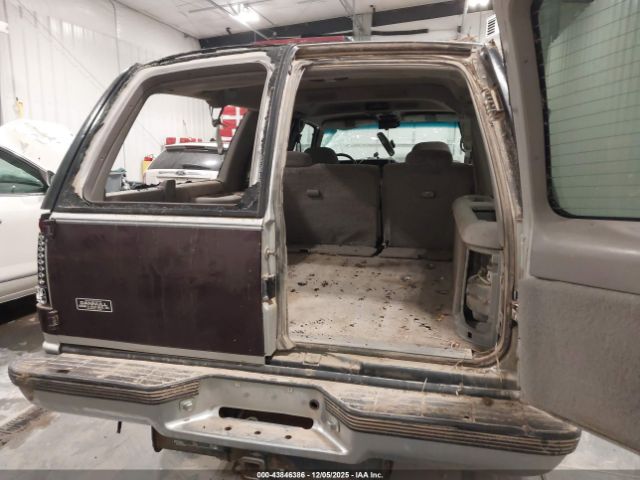 Chevrolet Suburban K1500 Image 2