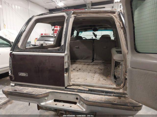 Chevrolet Suburban K1500 Image 2