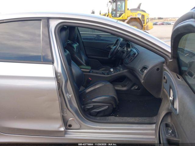 Chrysler 200 S Image 3