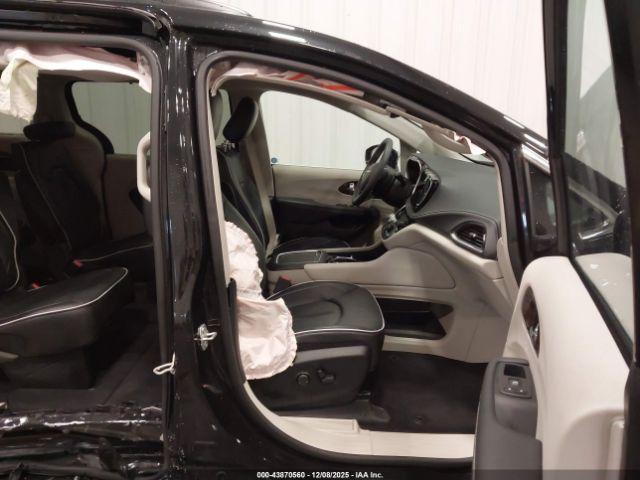 Chrysler Pacifica Limited Image 18