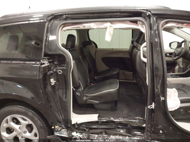 Chrysler Pacifica Limited Image 10