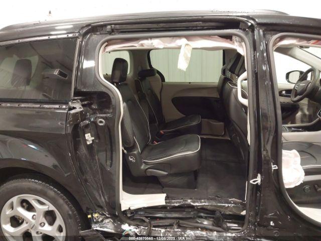 Chrysler Pacifica Limited Image 10