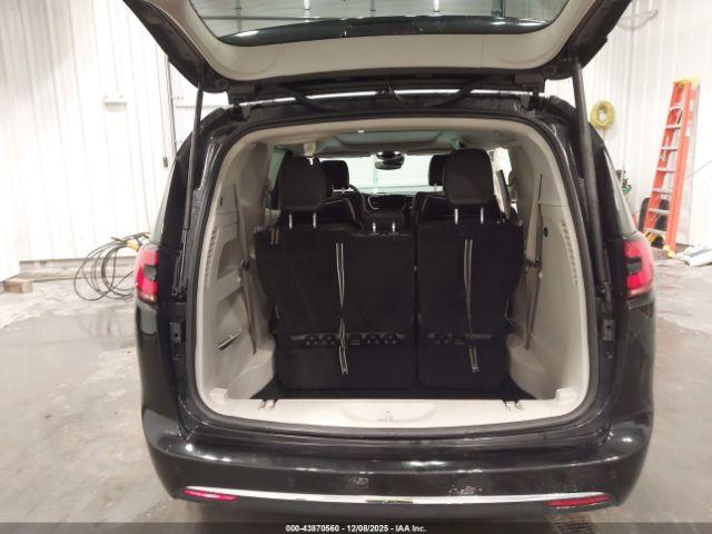 Chrysler Pacifica Limited Image 3