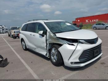  Salvage Toyota Sienna